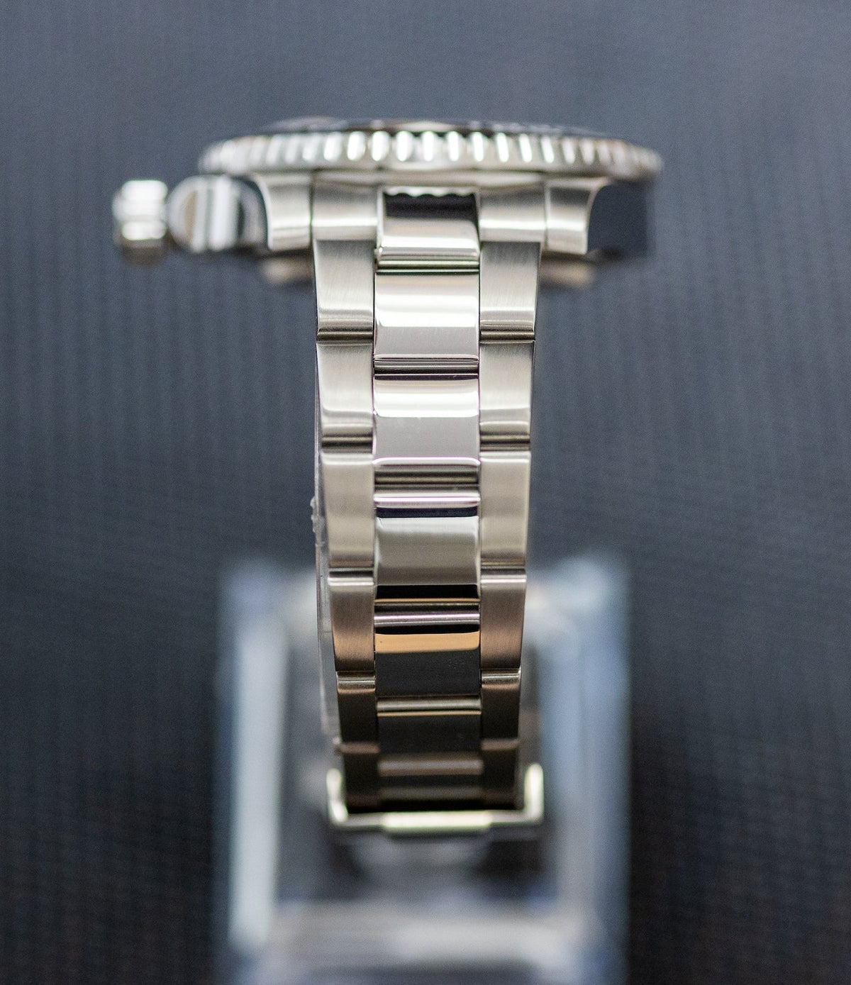 Montre automatique GMT — configuration «Pepsi» (NH34), gros plan depuis l'extrémité du bracelet aux tons argentés avec maillons centraux polis