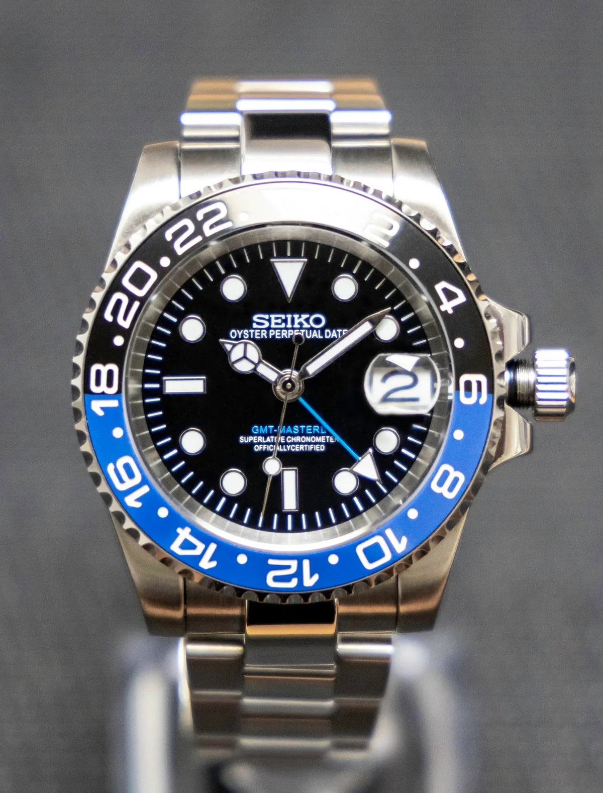 Montre automatique GMT — configuration «Batman» (NH34) avec cadran noir et date agrandie, vue rapprochée de face