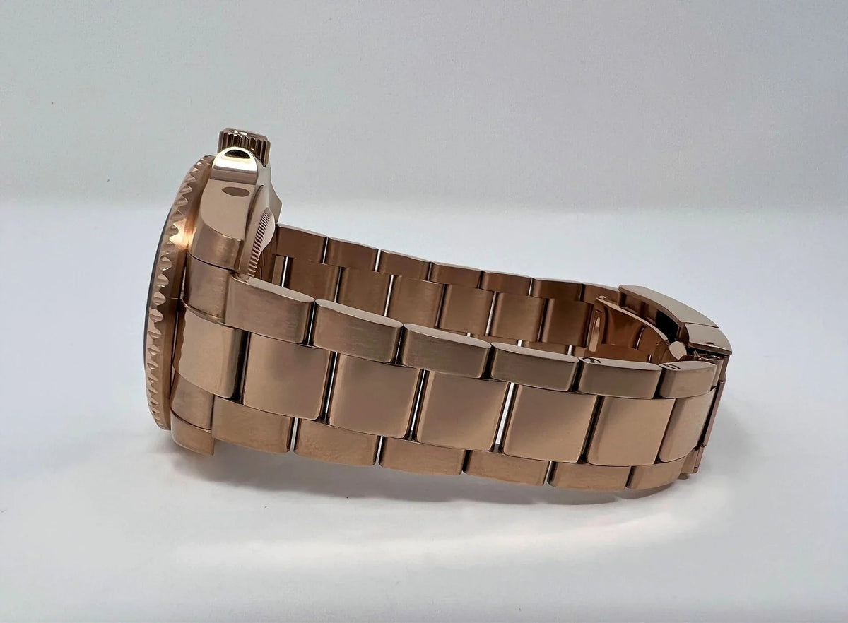Montre automatique ModTime GMT — configuration aux tons or rose, «Root Beer» (NH34), bracelet à trois maillons aux tons or rose, vue de côté