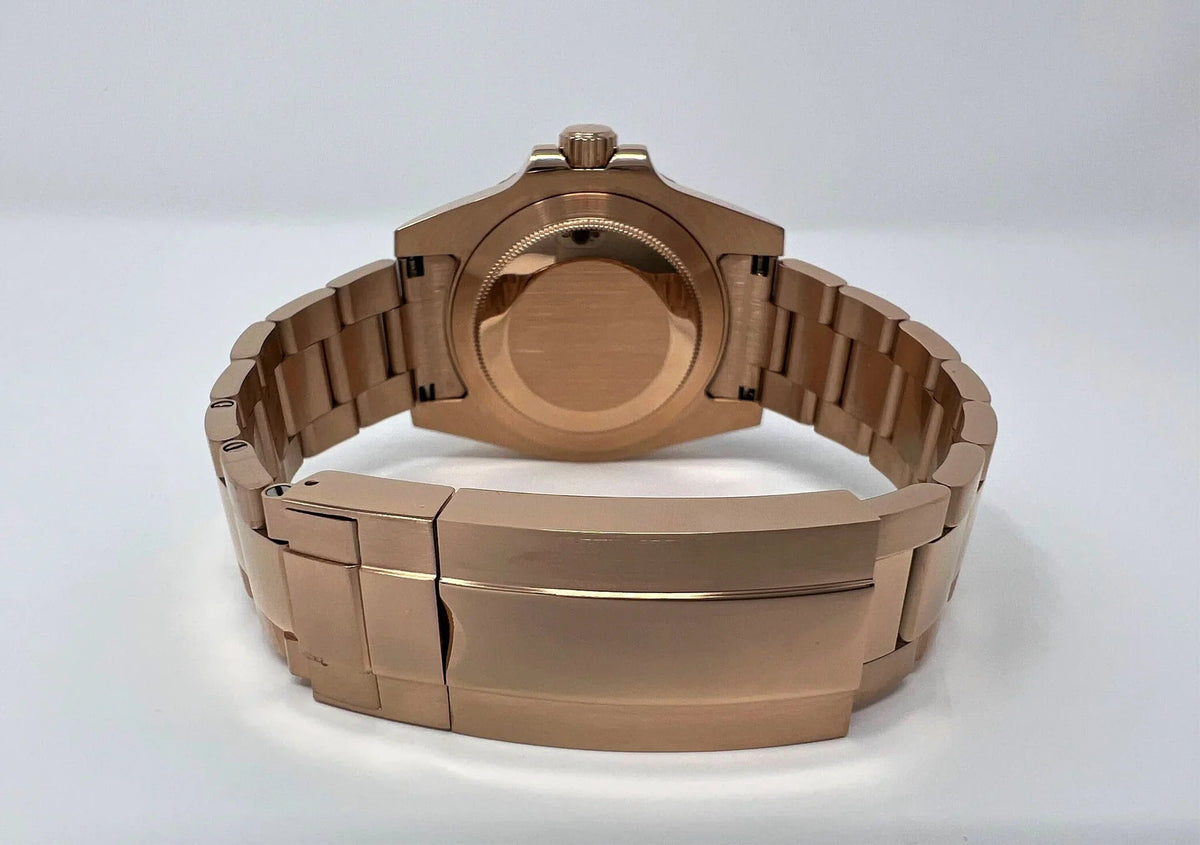 Montre automatique ModTime GMT — configuration aux tons or rose, «Root Beer» (NH34), fermoir aux tons or rose et fond de boîtier plein, vue arrière