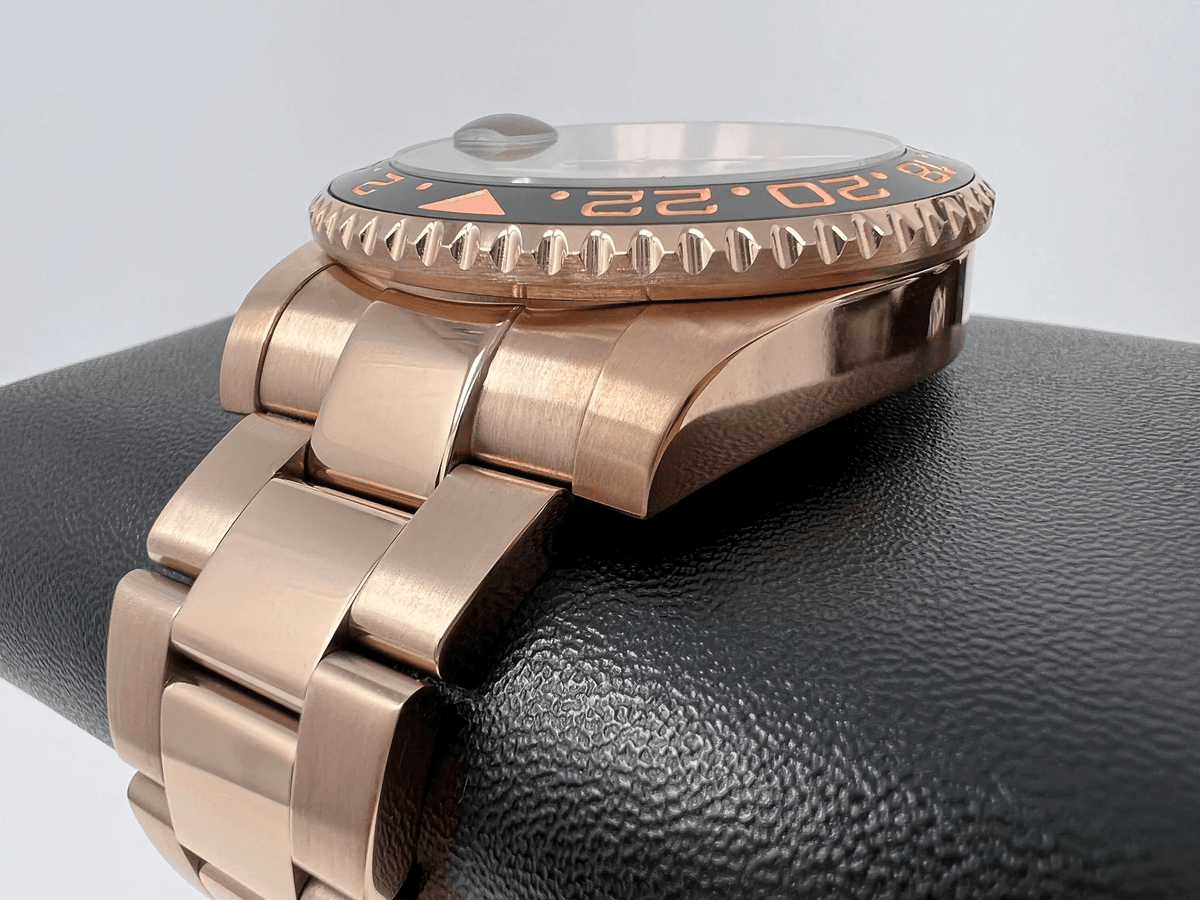 Montre automatique ModTime GMT — configuration aux tons or rose, «Root Beer» (NH34), boîtier aux tons or rose et lunette striée, gros plan de côté