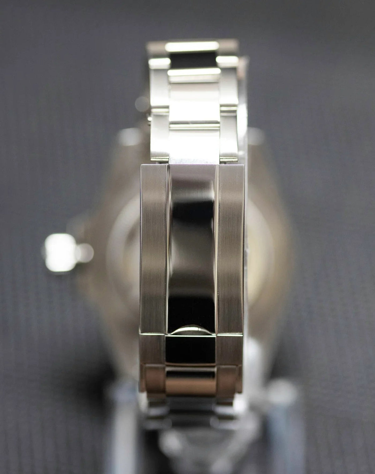 Montre automatique GMT — configuration noire (NH34) avec fermoir aux tons argentés et bande centrale polie, gros plan arrière du bracelet