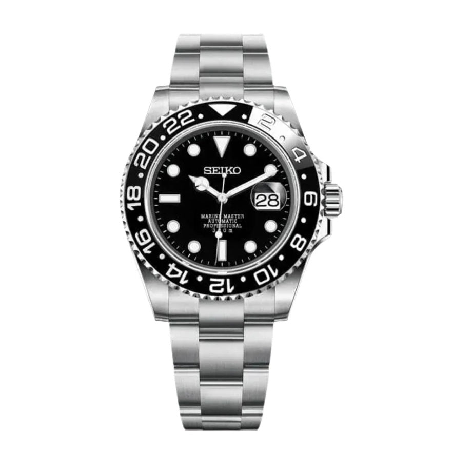 Montre automatique GMT — configuration noire (NH34) avec cadran noir et bracelet à trois maillons, vue de face sur fond blanc
