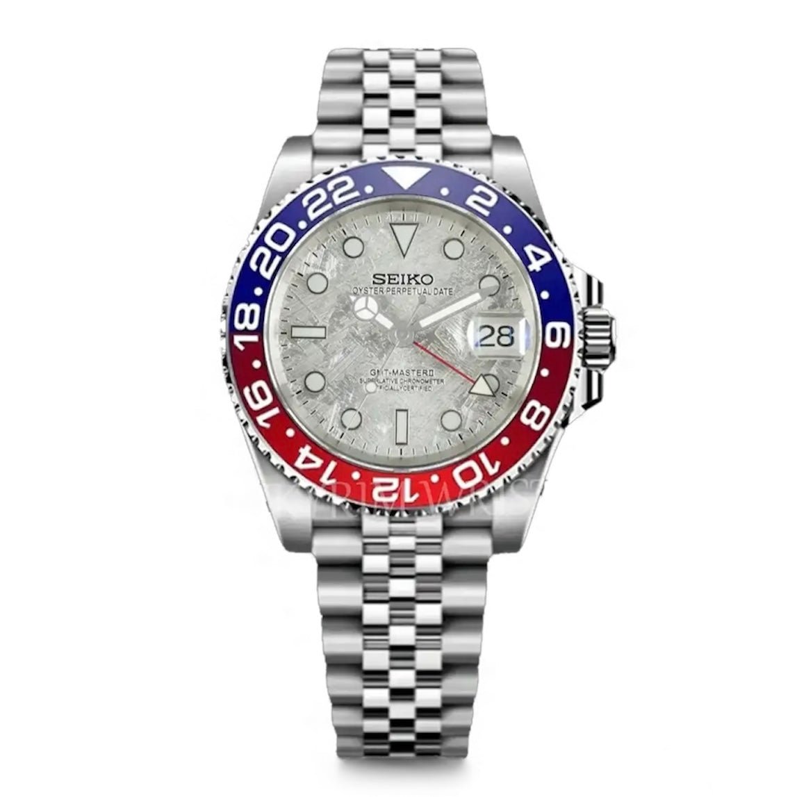 Montre automatique GMT — configuration «Meteorite» (NH34) avec cadran argenté à motif et lunette rouge et bleue, vue de face sur fond blanc