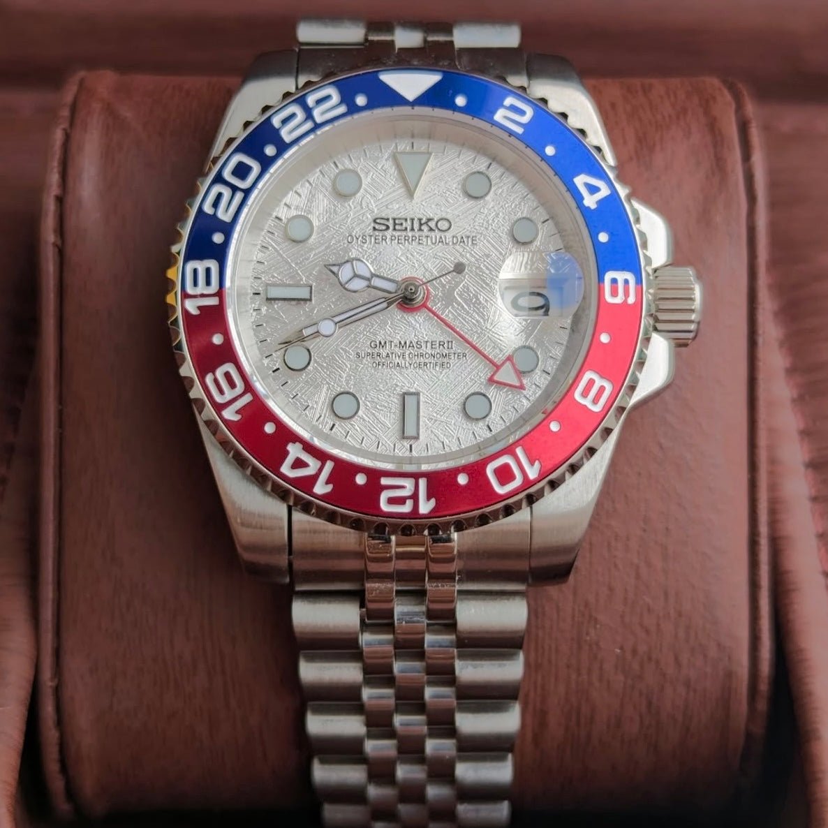 Montre automatique GMT — configuration «Meteorite» (NH34) avec cadran argenté à motif et date agrandie, gros plan du dessus
