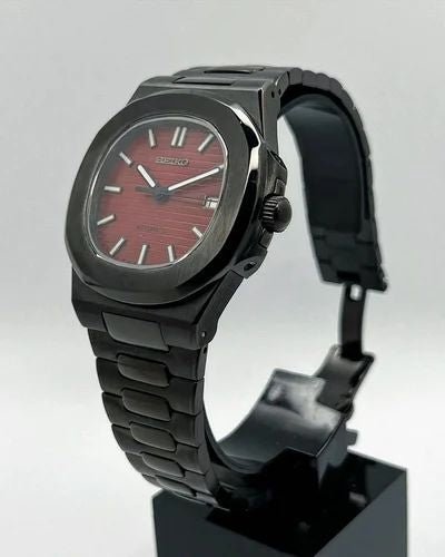 Montre automatique ModTime de style Nautilus — configuration «Black Cherry» (NH35), boîtier noir, couronne striée, vue en biais côté droit sur un support
