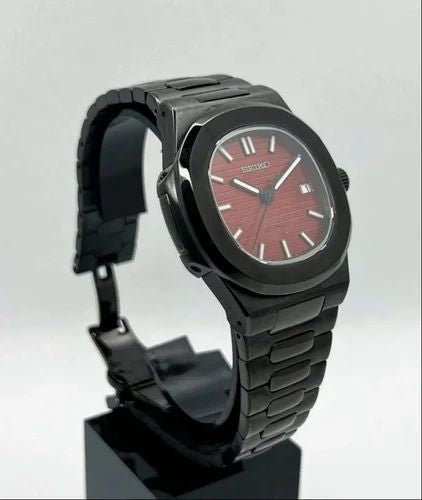 Montre automatique ModTime de style Nautilus — configuration «Black Cherry» (NH35), bracelet noir, fermoir ouvert, vue en biais côté gauche sur un support