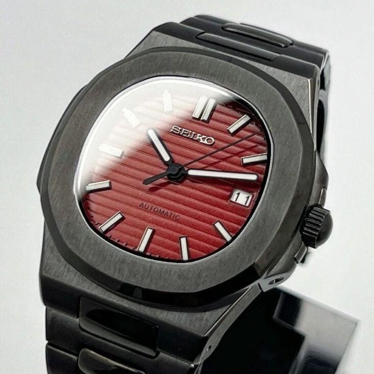 Montre automatique ModTime de style Nautilus — configuration «Black Cherry» (NH35), cadran rouge, guichet de date, gros plan en biais