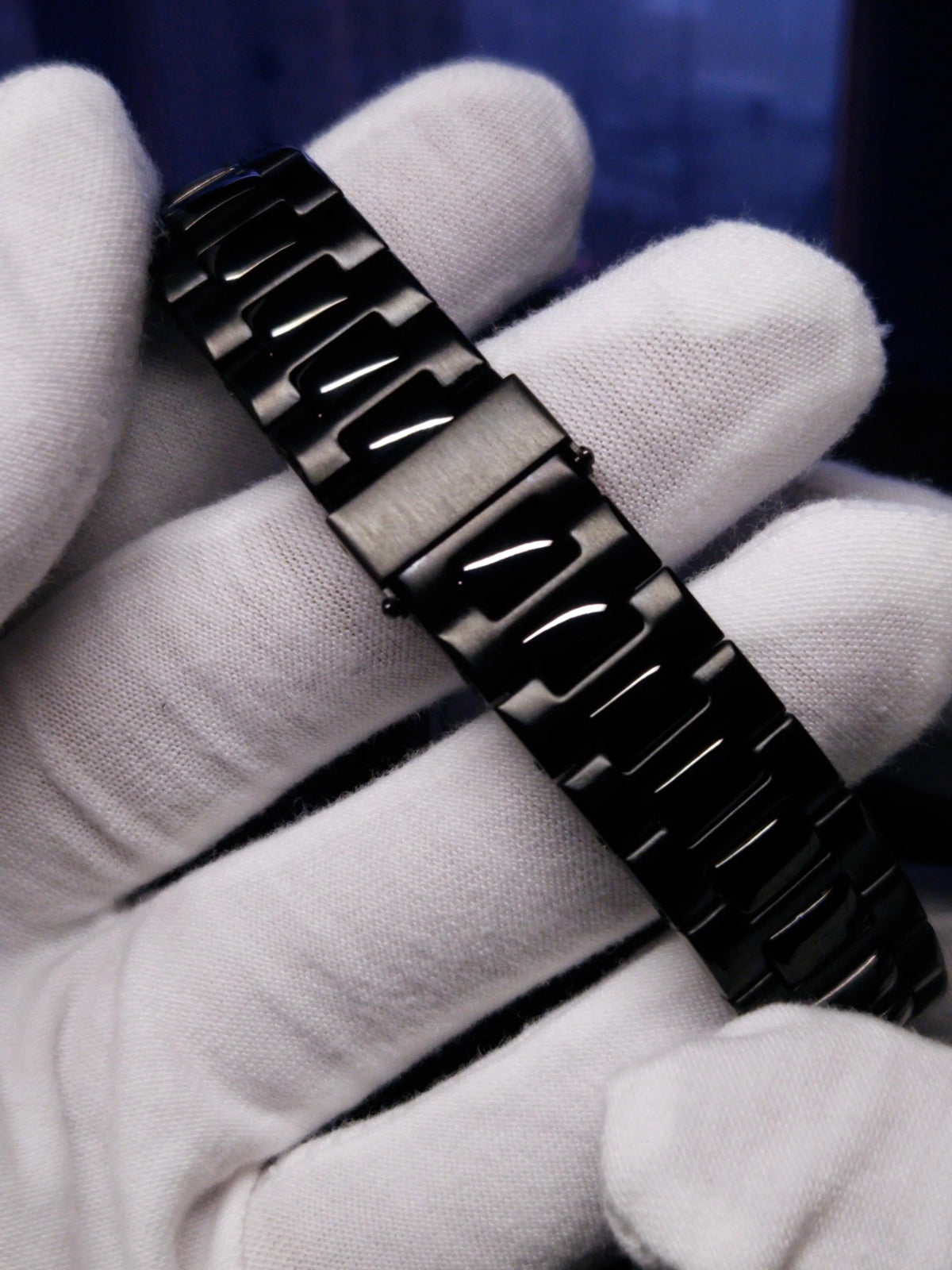 Montre automatique ModTime de style Nautilus — configuration entièrement noire (NH35), bracelet noir, fermoir fermé, détail tenu en main