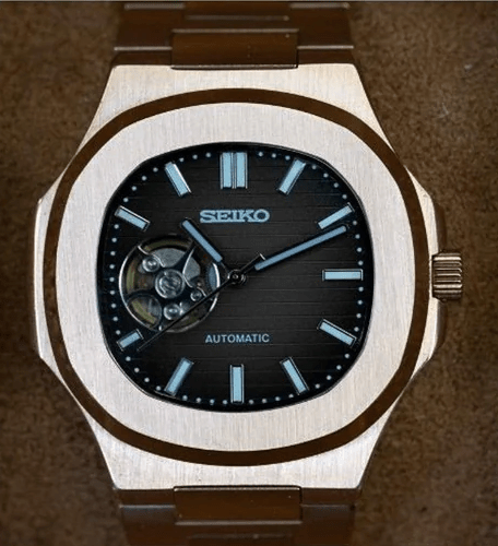 Montre automatique de style Nautilus — configuration chocolat, cœur ouvert (NH38) avec cadran marron et lunette brossée, gros plan