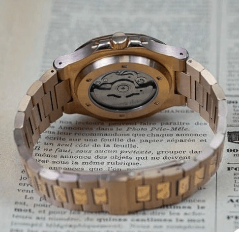 Montre automatique de style Nautilus — configuration chocolat, cœur ouvert (NH38) avec boîtier aux tons or rose et rotor, vue arrière
