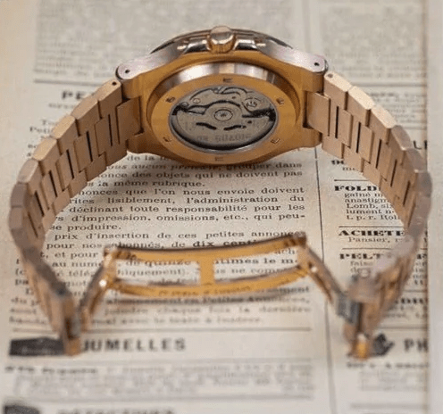 Montre automatique de style Nautilus — configuration chocolat, cœur ouvert (NH38) avec fermoir aux tons or rose, vue arrière avec bracelet ouvert