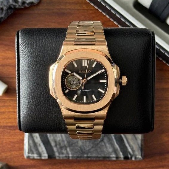 Montre automatique ModTime de style Nautilus — configuration aux tons or rose et noirs, cœur ouvert (NH38), cadran noir, ouverture ronde, sur un coussin
