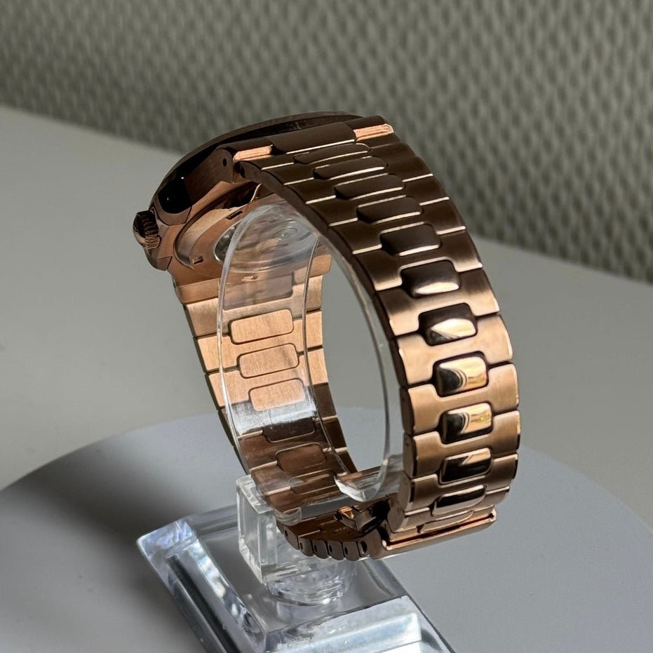 Montre automatique ModTime de style Nautilus — configuration noire, cœur ouvert (NH38), bracelet aux tons or rose, maillons polis, vue arrière