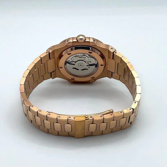 Montre automatique de style Nautilus — configuration cadran bleu (NH35) avec boîtier aux tons or rose, fond transparent, vue arrière
