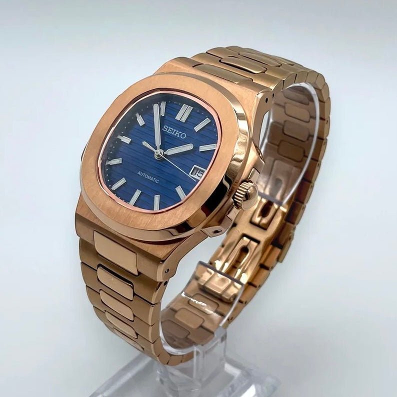 Montre automatique de style Nautilus — configuration cadran bleu (NH35) avec boîtier aux tons or rose, couronne striée, vue en biais côté droit