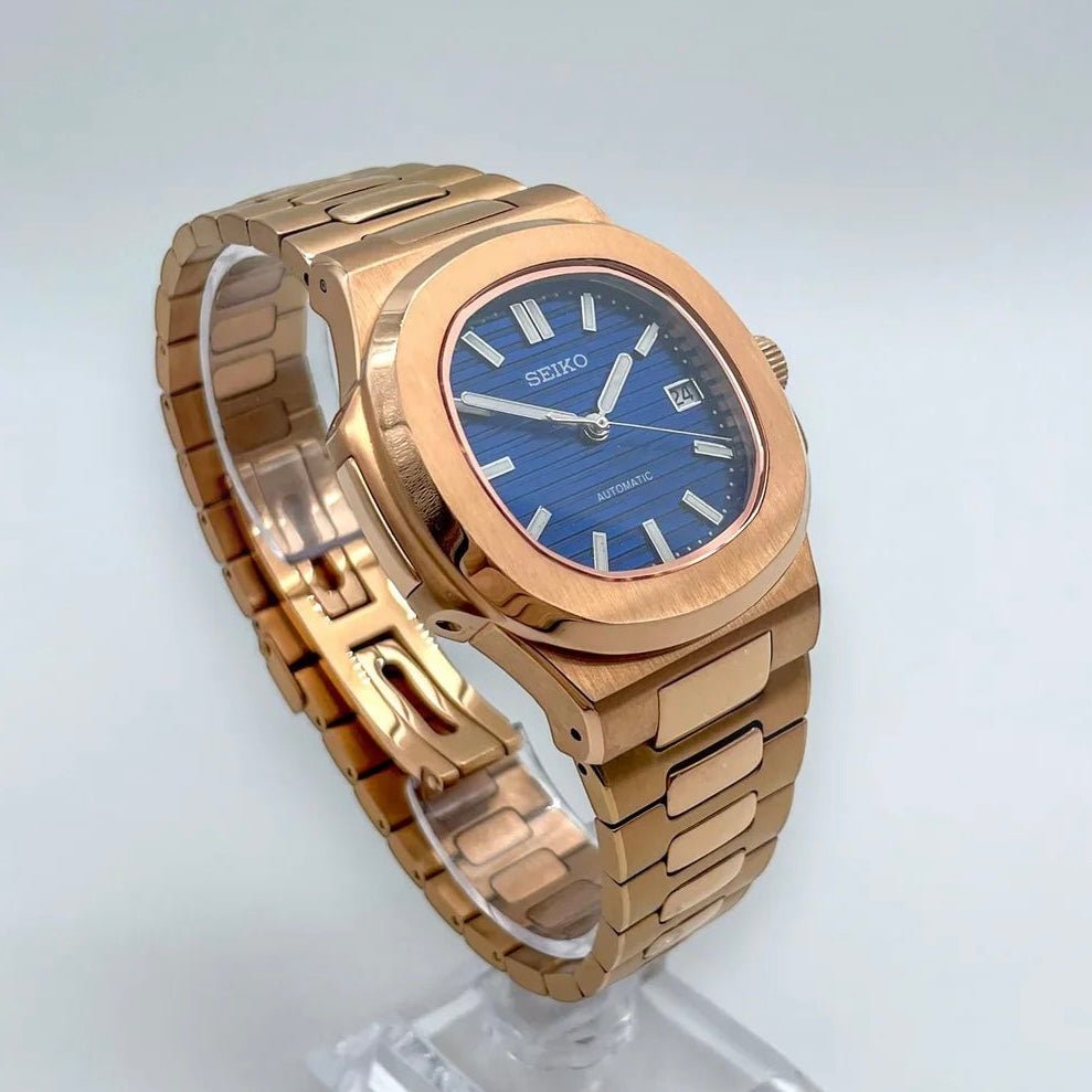 Montre automatique de style Nautilus — configuration cadran bleu (NH35) avec maillons aux tons or rose, guichet de date, vue en biais côté gauche