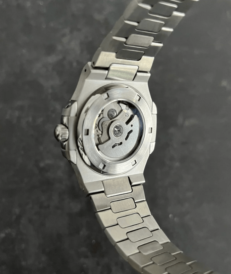 Montre automatique ModTime de style Nautilus — configuration verte «Shrek» (NH35), bracelet aux tons argentés, fond de boîtier transparent, gros plan arrière