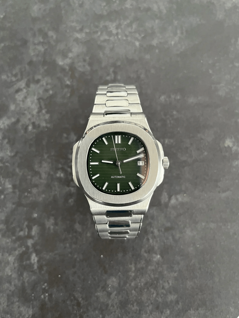 Montre automatique ModTime de style Nautilus — configuration verte «Shrek» (NH35), cadran vert, guichet de date, sur une pierre grise