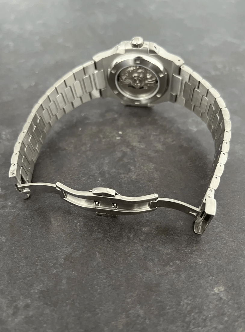 Montre automatique ModTime de style Nautilus — configuration verte «Shrek» (NH35), bracelet aux tons argentés, fermoir ouvert, vue arrière