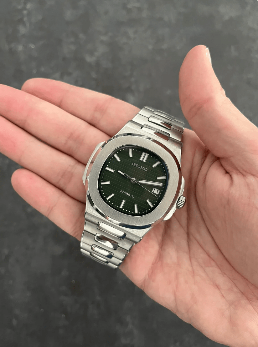 Montre automatique ModTime de style Nautilus — configuration verte «Shrek» (NH35), boîtier aux tons argentés, lunette brossée, dans une paume