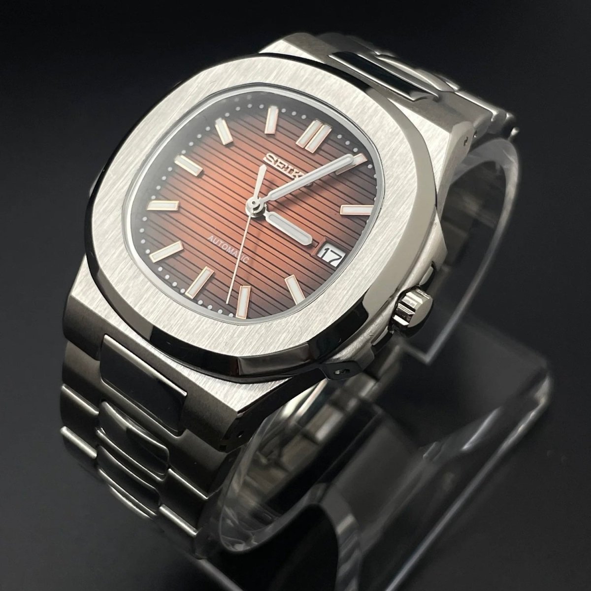 Montre automatique de style Nautilus — configuration argentée, cadran rouge cerise (NH35) avec boîtier aux tons argentés, couronne striée, vue en biais côté droit