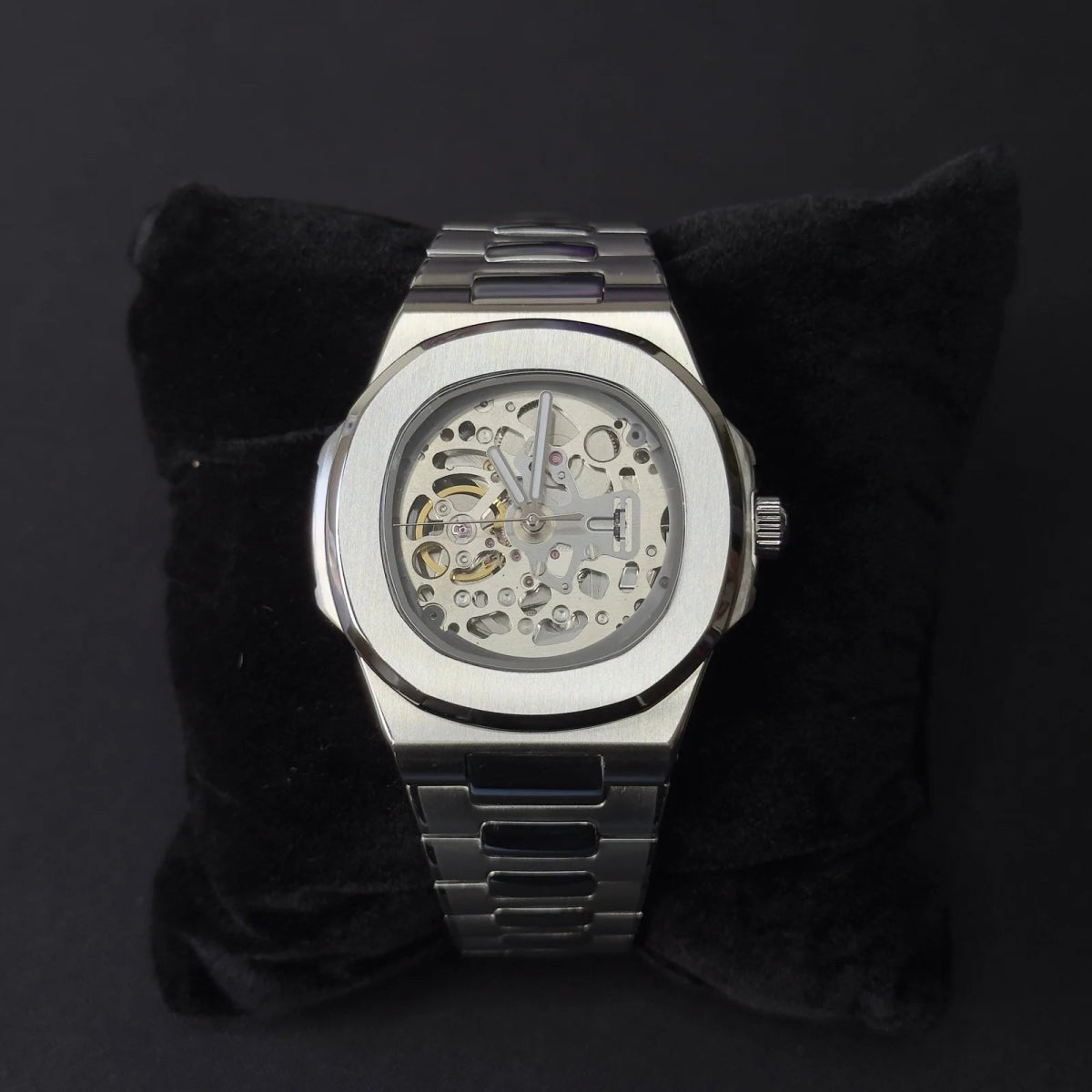 Montre automatique ModTime de style Nautilus — configuration argentée, squelette (NH38), boîtier aux tons argentés, cadran ajouré, sur un coussin