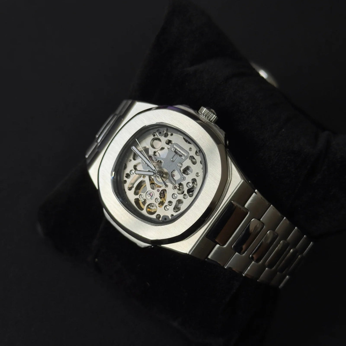 Montre automatique ModTime de style Nautilus — configuration argentée, squelette (NH38), bracelet aux tons argentés, balancier visible, vue en biais