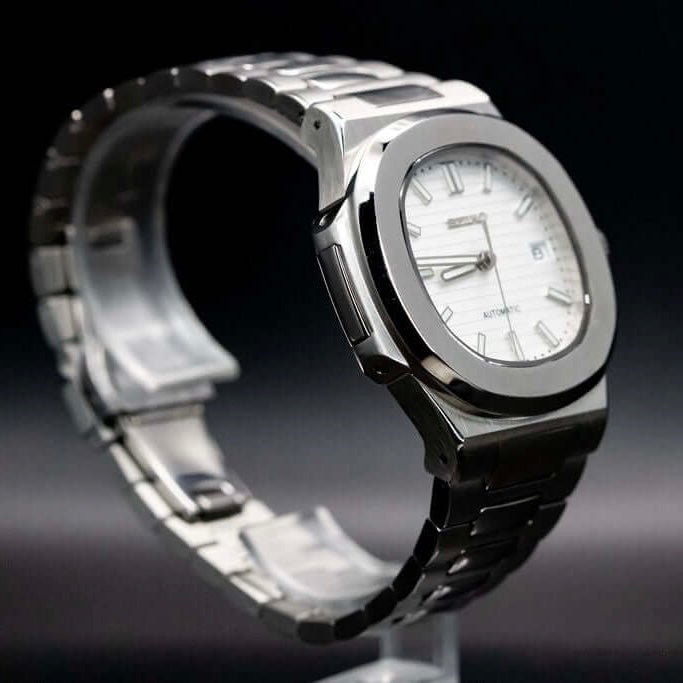 Montre automatique de style Nautilus — configuration argentée, cadran blanc neige (NH35) avec boîtier aux tons argentés, bord poli, profil gauche