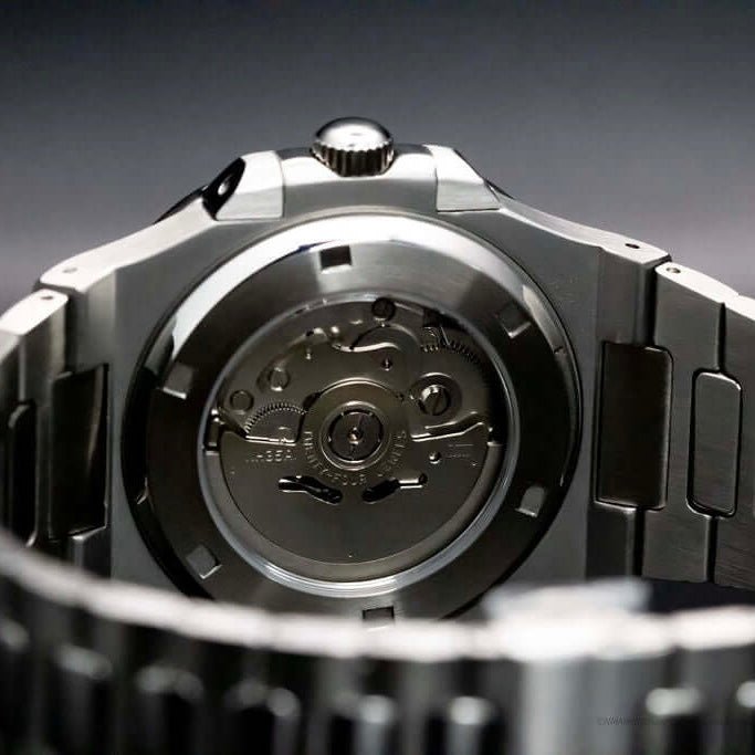 Montre automatique de style Nautilus — configuration argentée, cadran blanc neige (NH35) avec boîtier aux tons argentés, fond transparent, gros plan arrière