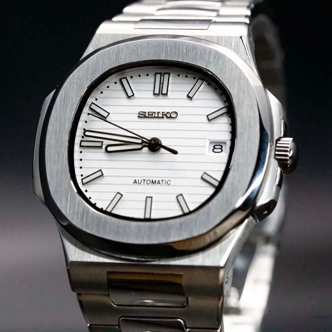 Montre automatique de style Nautilus — configuration argentée, cadran blanc neige (NH35) avec cadran blanc, index bâtons, gros plan côté couronne