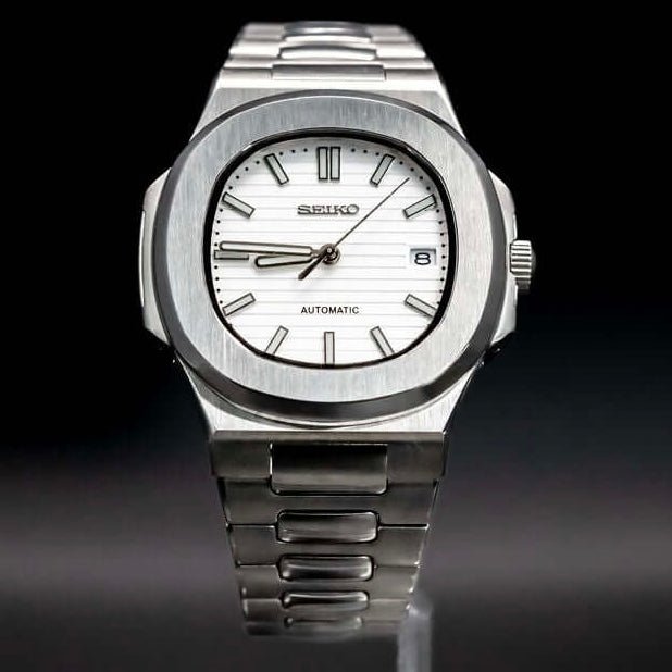 Montre automatique de style Nautilus — configuration argentée, cadran blanc neige (NH35) avec boîtier aux tons argentés, lunette brossée, vue de face sur un support