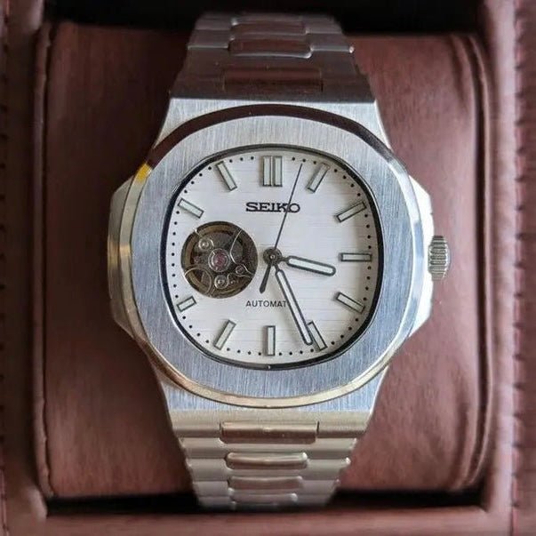 Montre automatique de style Nautilus — configuration cadran blanc à cœur ouvert (NH38) avec cadran blanc, index bâtons, vue de face dans une boîte