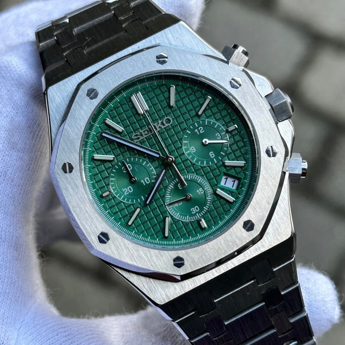 Chronographe méca-quartz ModTime de style Royal Oak — configuration argentée et verte (VK63), cadran vert, trois sous-cadrans, vue tenue en main