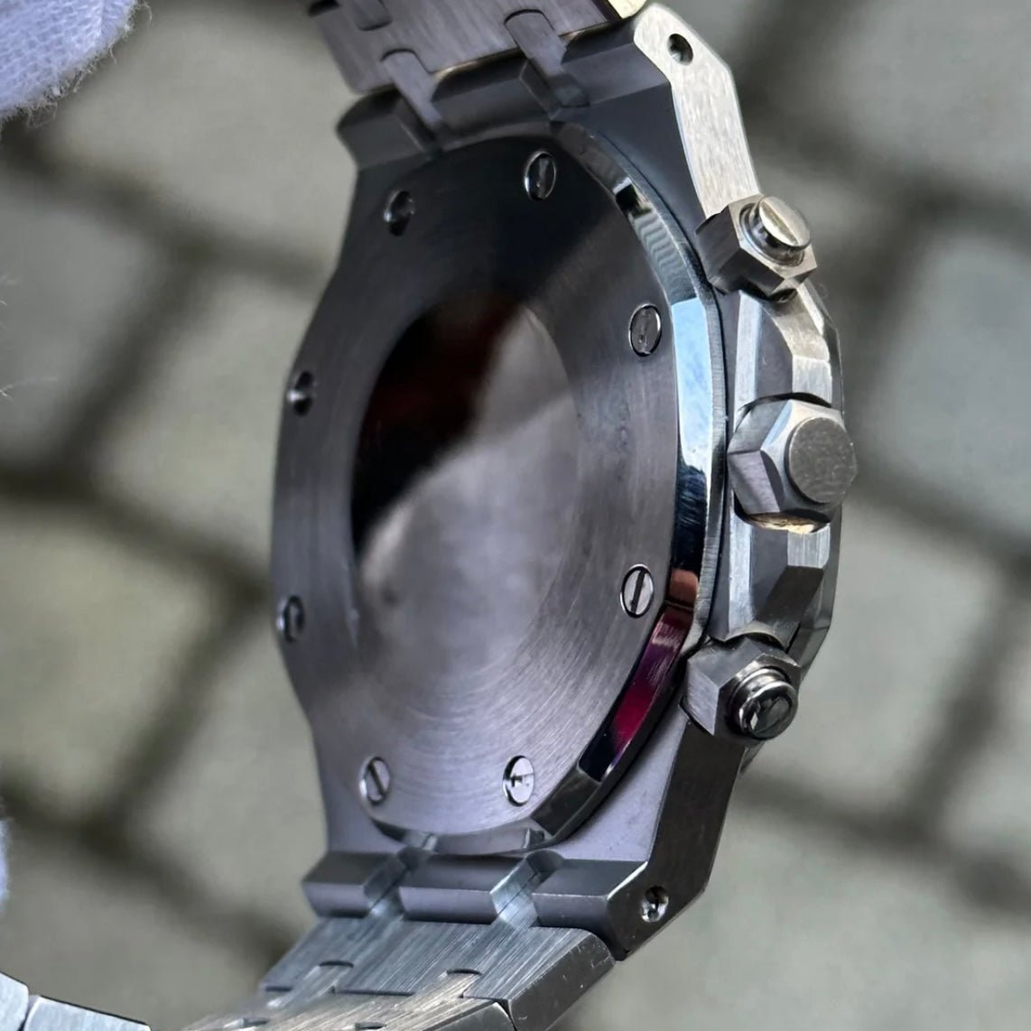 Chronographe méca-quartz ModTime de style Royal Oak — configuration argentée et verte (VK63), boîtier aux tons argentés, fond plein et poussoirs, vue macro arrière