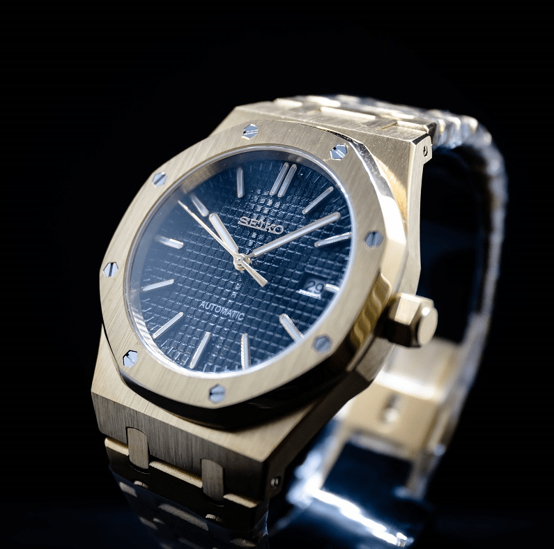 Montre automatique de style Royal Oak — configuration cadran noir (NH35) avec couronne aux tons dorés, guichet de date, vue en biais côté droit