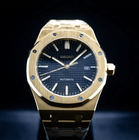 Montre automatique de style Royal Oak — configuration cadran noir (NH35) avec boîtier aux tons dorés, vis de lunette, vue de face sur un support