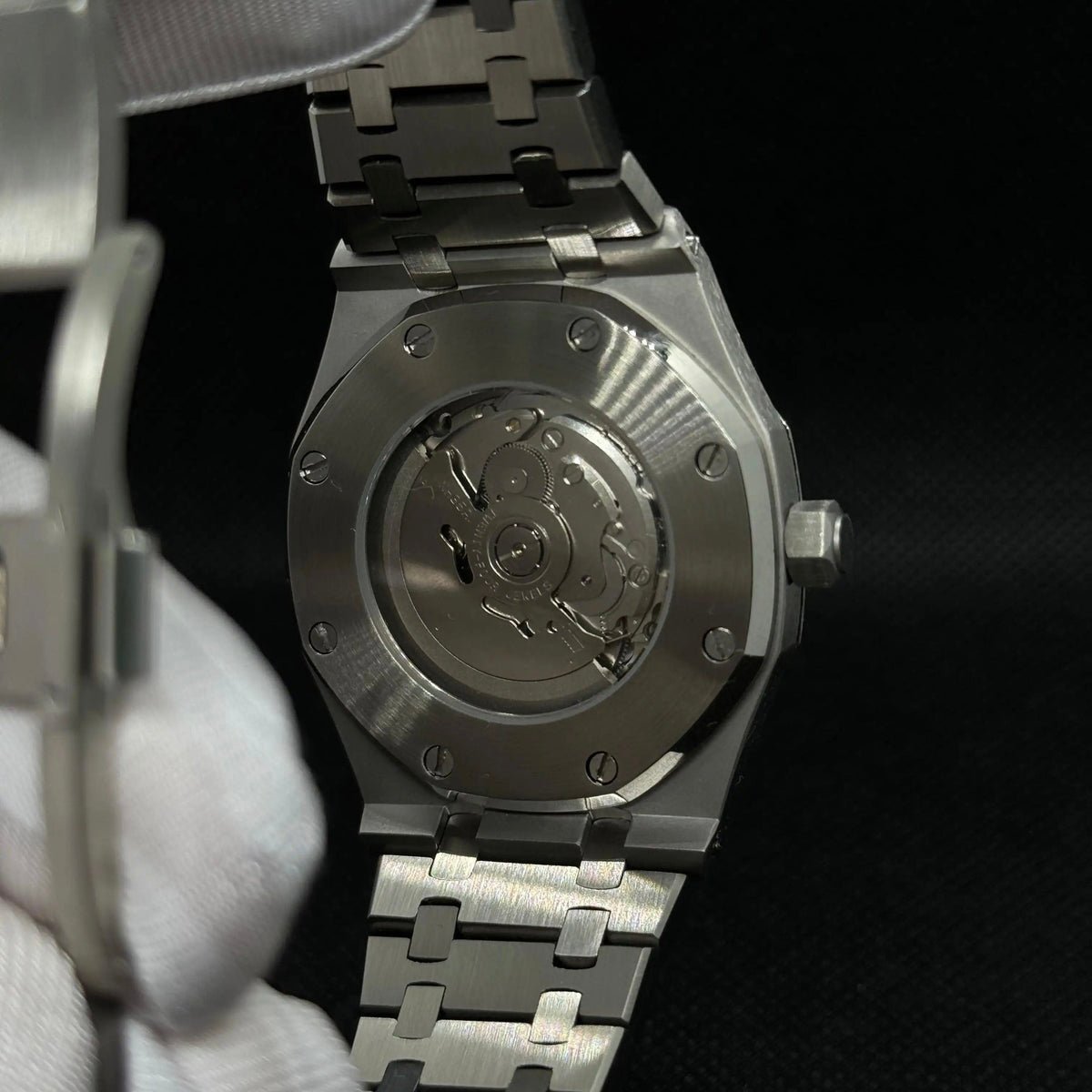 Fiche du modèle ModTime de style Royal Oak — configuration argentée, squelette (NH38) : fond du boîtier aux tons argentés, rotor portant l'inscription NH70A, gros plan arrière