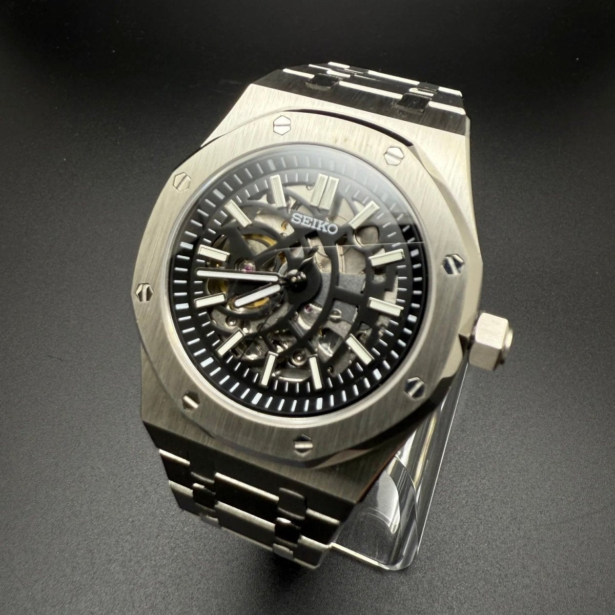 Montre automatique ModTime de style Royal Oak — configuration argentée, squelette (NH38), boîtier aux tons argentés, cadran ouvert, vue en biais côté droit