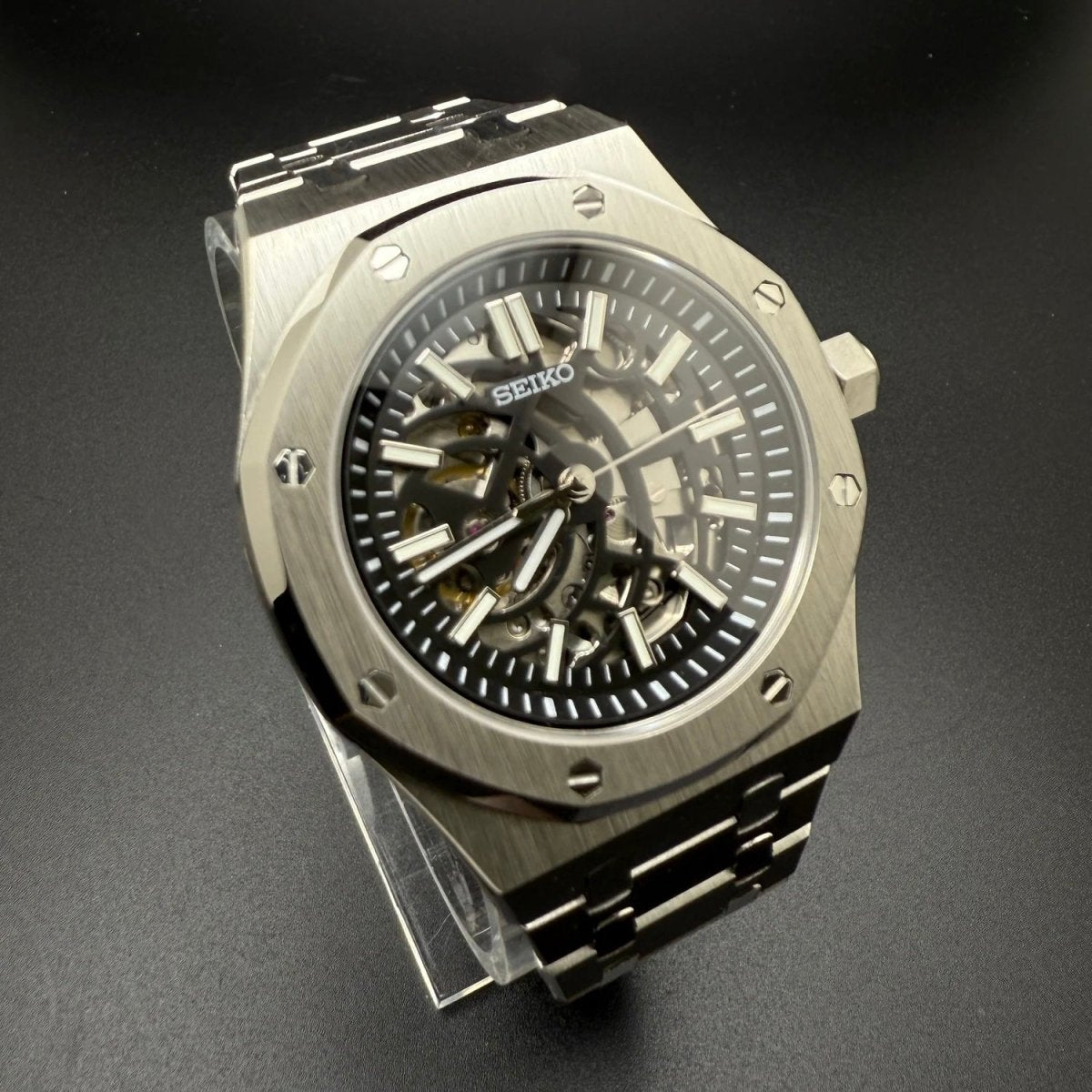 Montre automatique ModTime de style Royal Oak — configuration argentée, squelette (NH38), bracelet aux tons argentés, cadran ouvert, vue en biais côté gauche