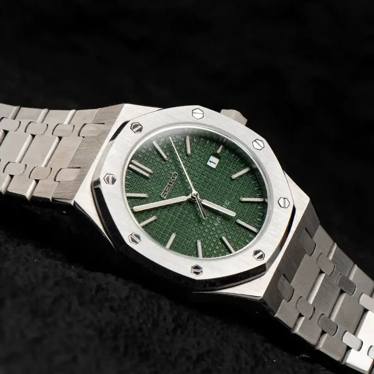 Montre automatique de style Royal Oak — configuration argentée, cadran vert olive (NH35) avec cadran vert, vis de lunette, en diagonale sur un tissu