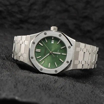 Montre automatique de style Royal Oak — configuration argentée, cadran vert olive (NH35) avec maillons aux tons argentés, guichet de date, sur le côté sur un tissu