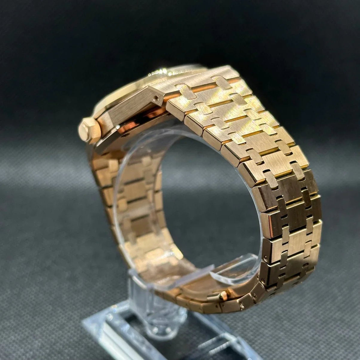 Montre automatique ModTime de style Royal Oak — configuration aux tons or rose et blancs (NH35), bracelet aux tons or rose, couronne, vue du côté droit sur un support