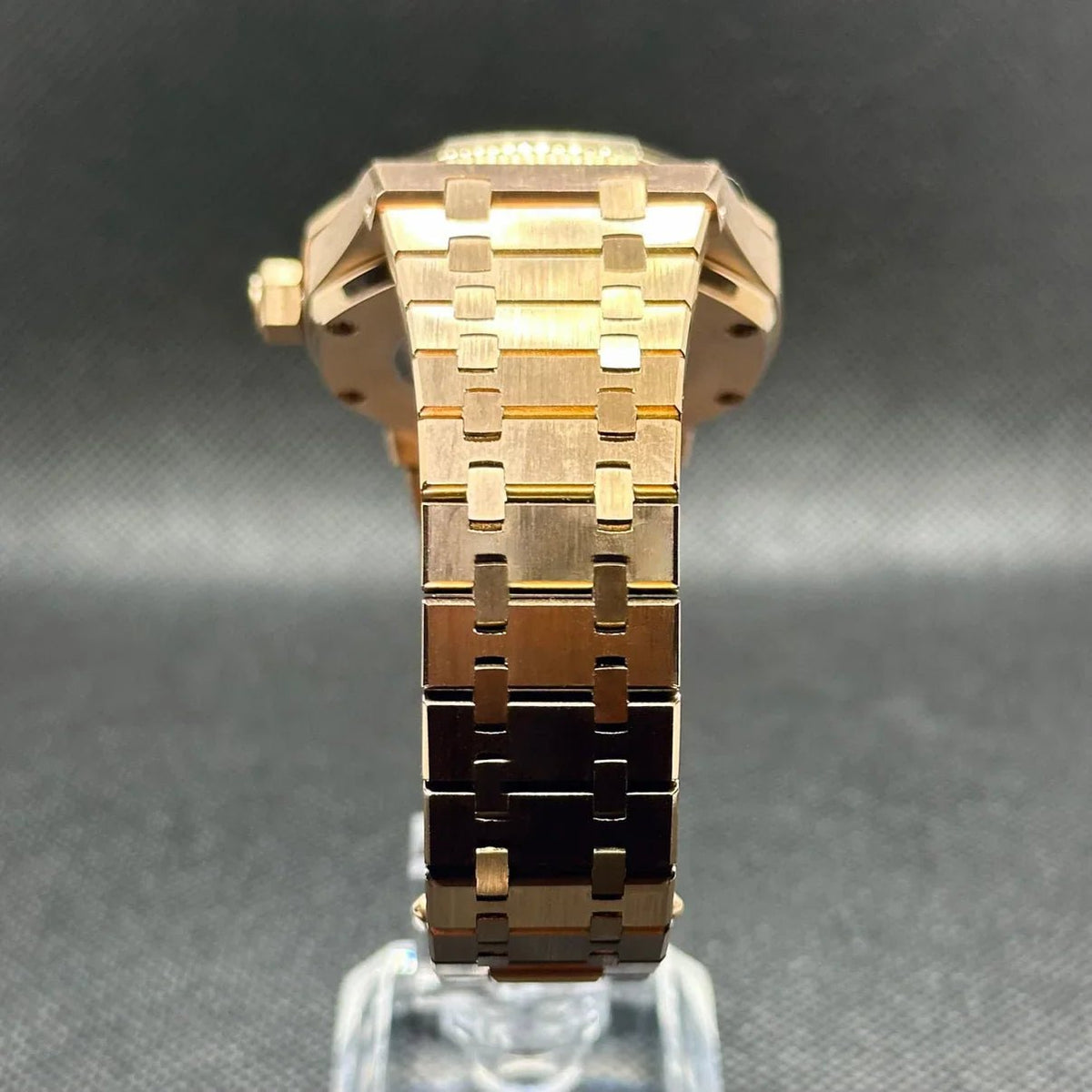 Montre automatique ModTime de style Royal Oak — configuration aux tons or rose et blancs (NH35), bracelet aux tons or rose, maillons brossés, gros plan depuis l'extrémité