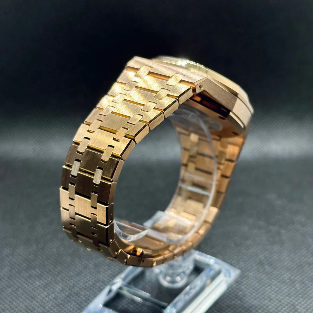 Montre automatique ModTime de style Royal Oak — configuration aux tons or rose et blancs (NH35), bracelet aux tons or rose, fermoir déployant, vue du côté gauche