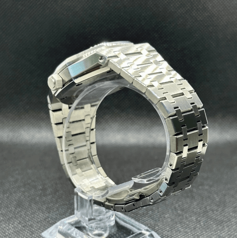 Montre automatique ModTime de style Royal Oak — configuration argentée et vert olive (NH35), bracelet aux tons argentés, couronne, vue du côté droit sur un support