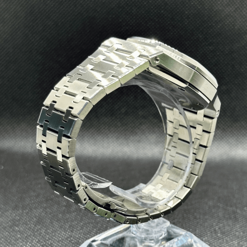 Montre automatique ModTime de style Royal Oak — configuration argentée et vert olive (NH35), bracelet aux tons argentés, fermoir déployant, vue du côté gauche