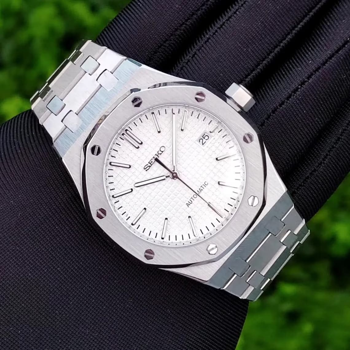Montre automatique de style Royal Oak — configuration argentée, cadran blanc (NH35) avec maillons aux tons argentés, vis de lunette, tenue en main en extérieur