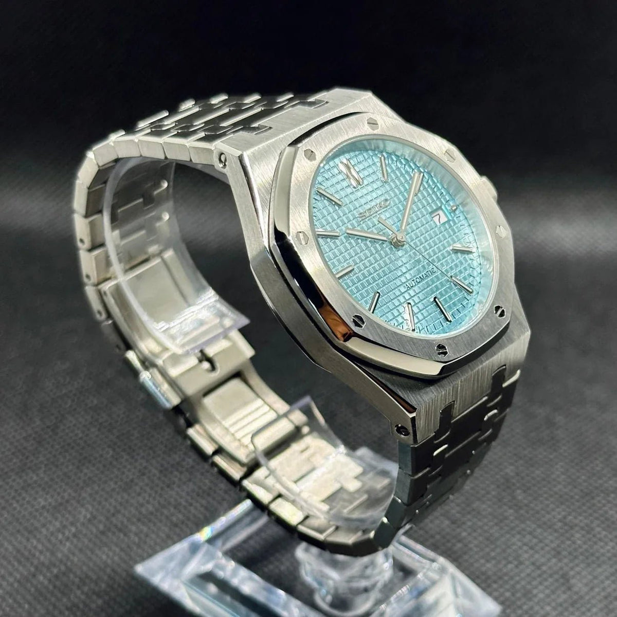 Montre automatique ModTime de style Royal Oak — configuration bleu clair (NH35), cadran bleu clair, guichet de date, vue en biais côté gauche