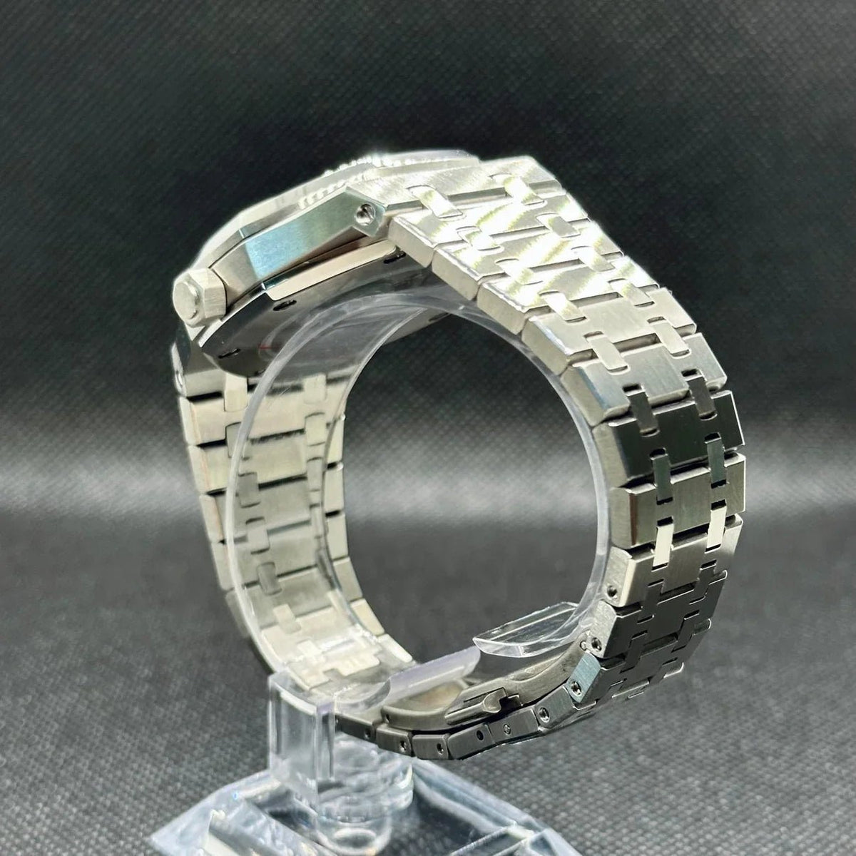 Montre automatique ModTime de style Royal Oak — configuration bleu clair (NH35), bracelet aux tons argentés, couronne, vue du côté droit sur un support